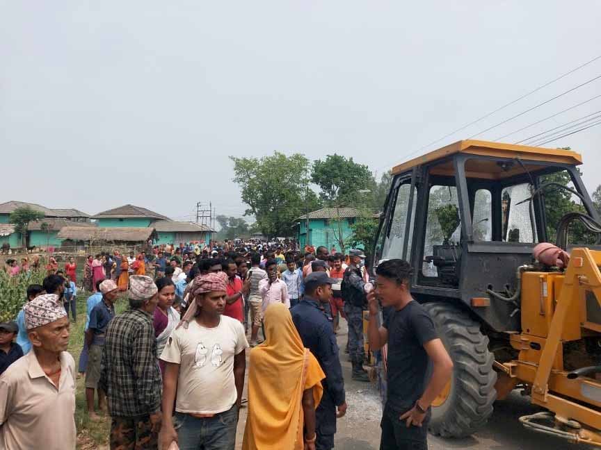 स्कुल हिँडेकी छात्राको क्रेनको ठक्करबाट मृत्यु, आक्रोशित स्थानीयले शव उठाउन दिएनन्