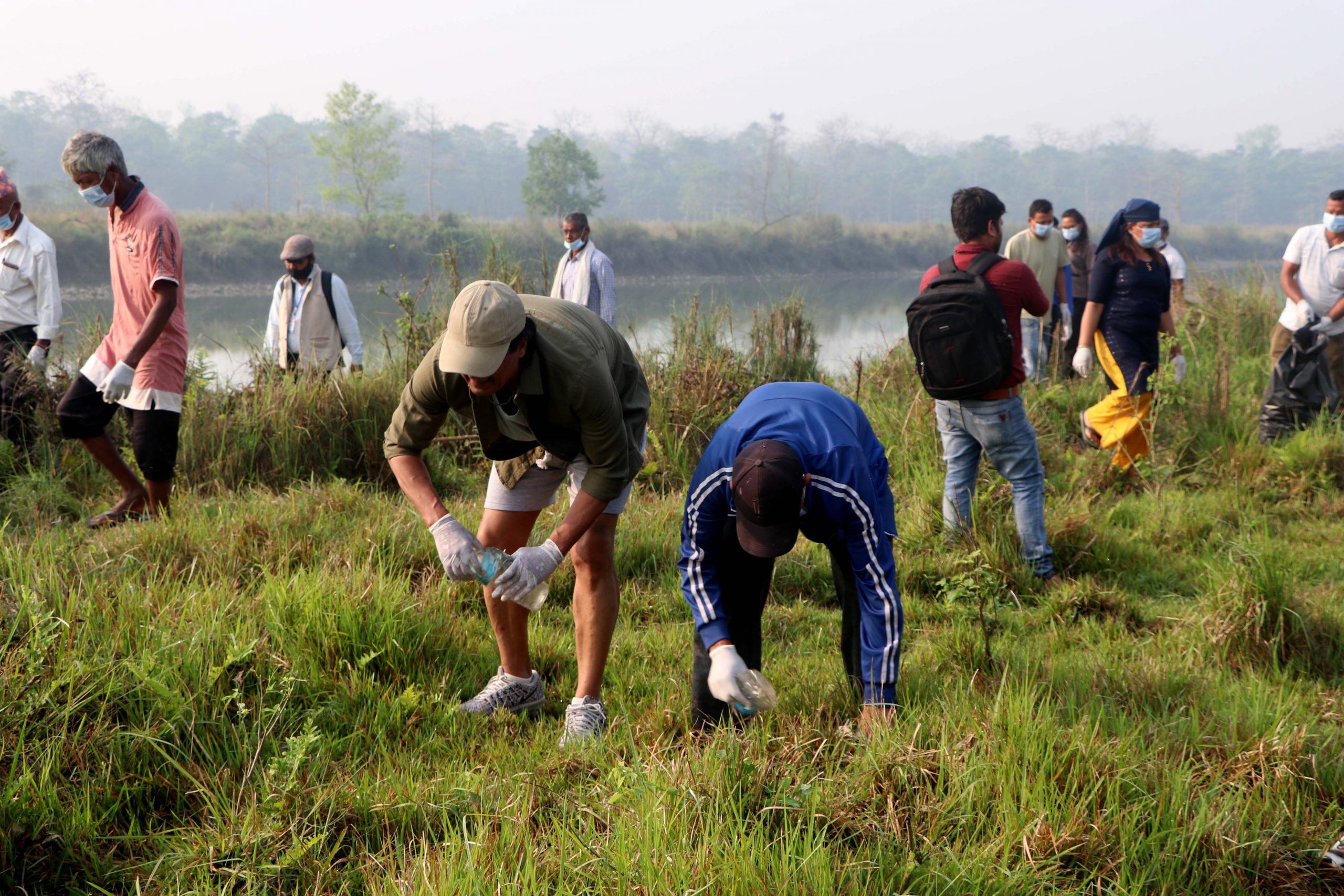 नारायणी नदी किनारमा प्लास्टिकजन्य फोहोरमैला टिप्दै राजेश हमाल, सरसफाइमा सक्रिय हुन आग्रह