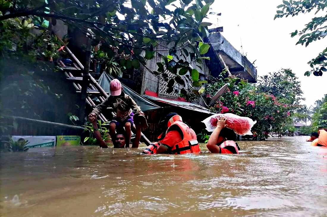 फिलिपिन्समा बाढीको वितन्डाः ५३ जनाको मृत्यु, गाउँ जलमग्न