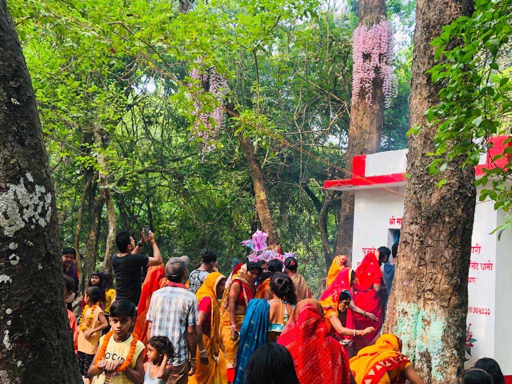 १ वैशाखमा मात्र फूल्ने सलहेश फूल हेर्न दर्शनार्थीको भिड(फोटो फिचर)