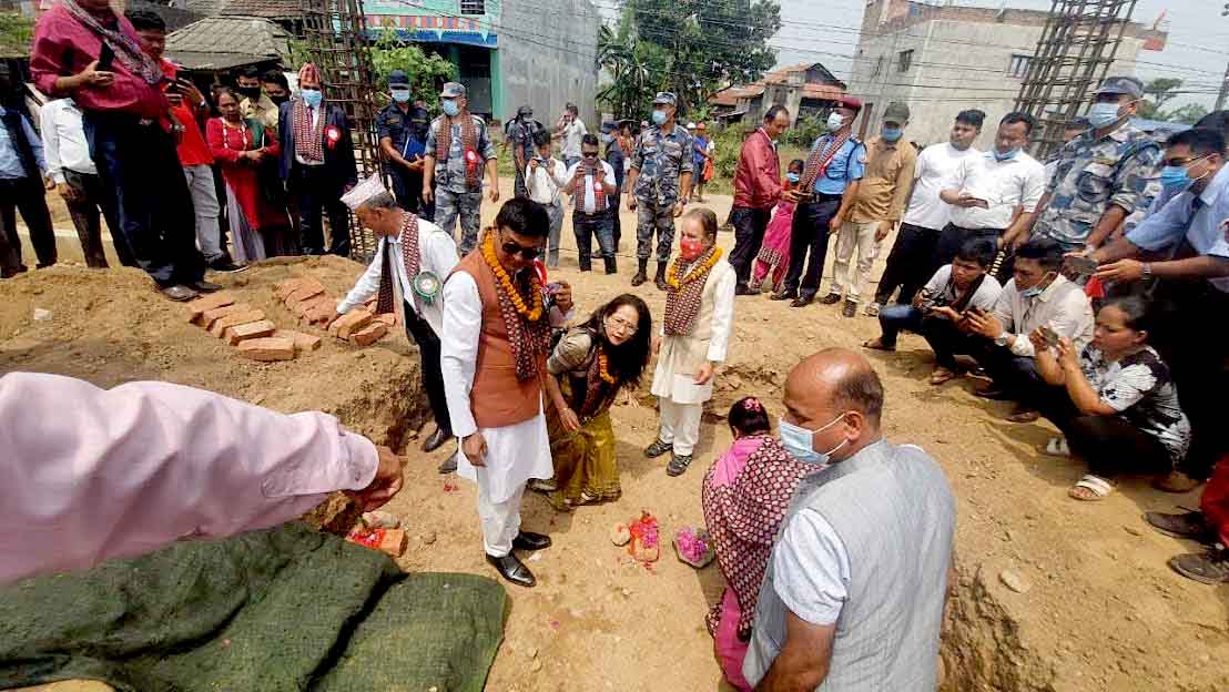 परराष्ट्रमन्त्री खड्काको शिलान्यास मोहः मर्यादा भुलेर भारतीय कार्यवहाक राजदूतसँगै शिलान्यासमा सरिक 