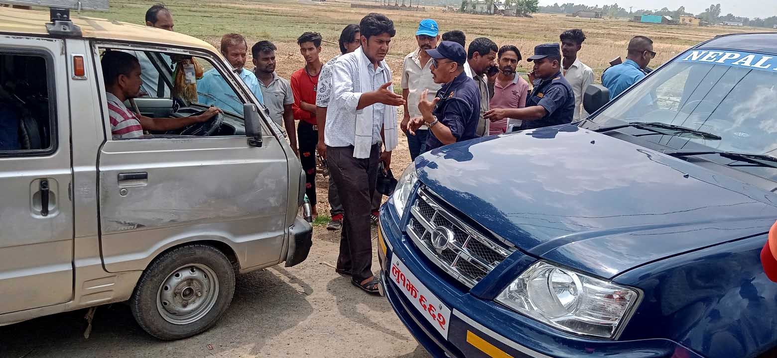 मतदातालाई बाँड्दै गरेकाे १२ कार्टुन रक्सी बरामद