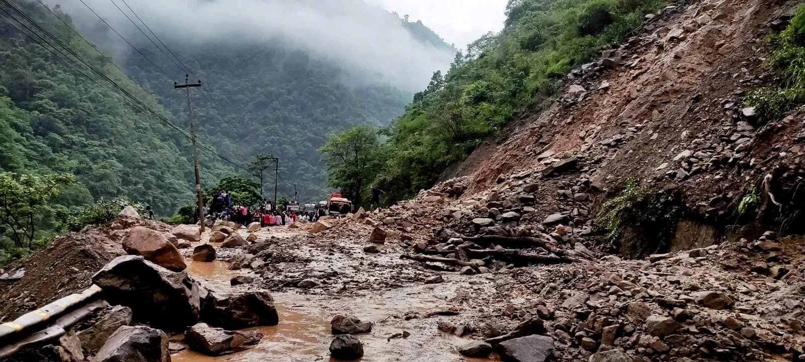 रोकिएन पृथ्वी राजमार्गमा झरेको पहिरो, सडक खुलाउन समस्या