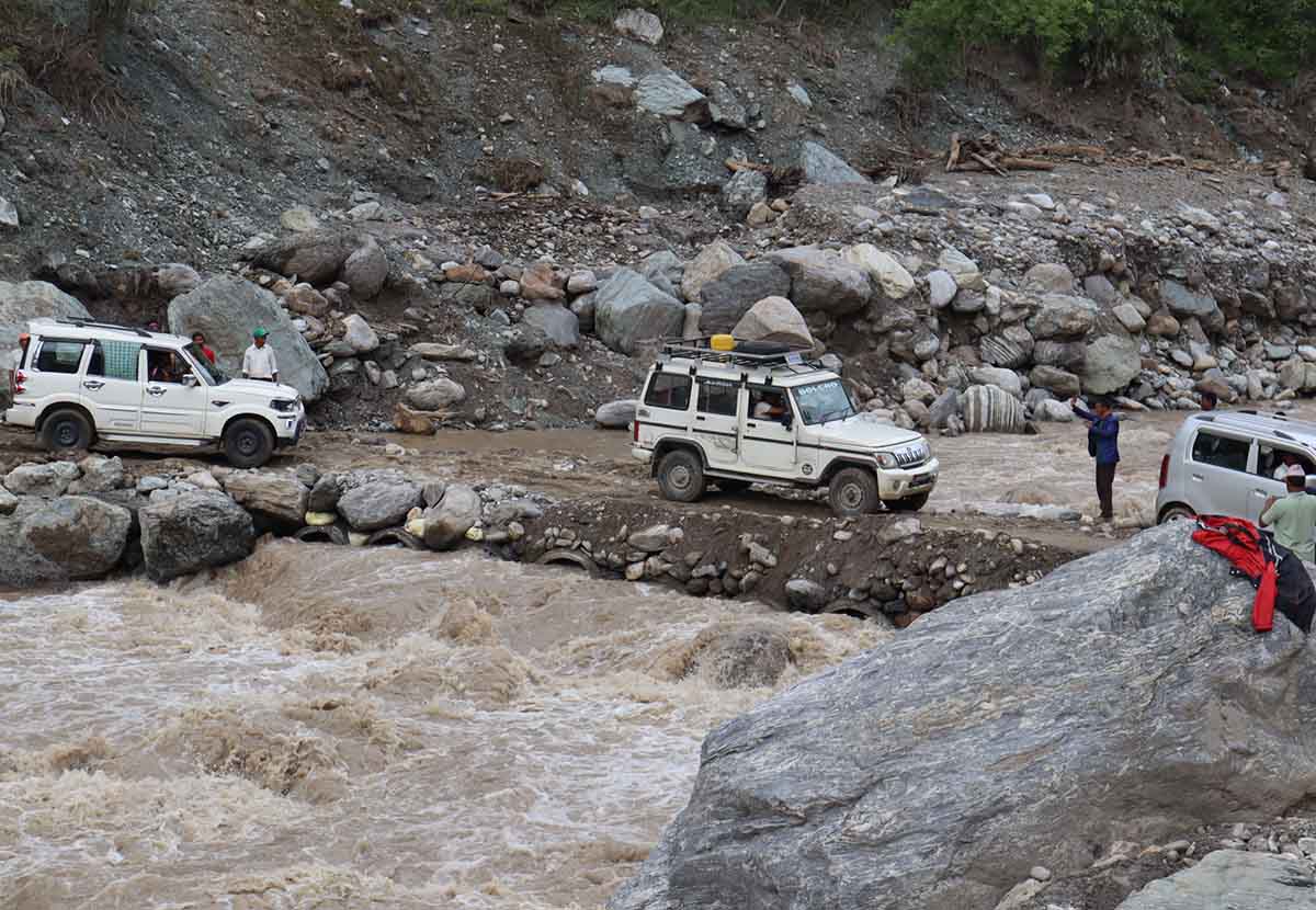 सुक्खा पहिरो खसेर अवरुद्ध बनेको मेची राजमार्ग सञ्चालन