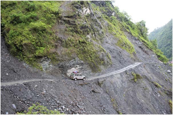 बेनी–दरबाङ सडक फापरखेतमा सधैँ पहिरो