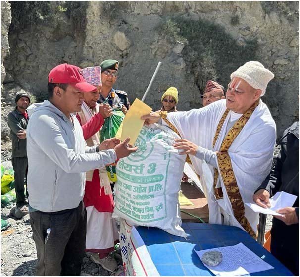 कागबेनीका बाढीपीडितलाई राहत वितरण