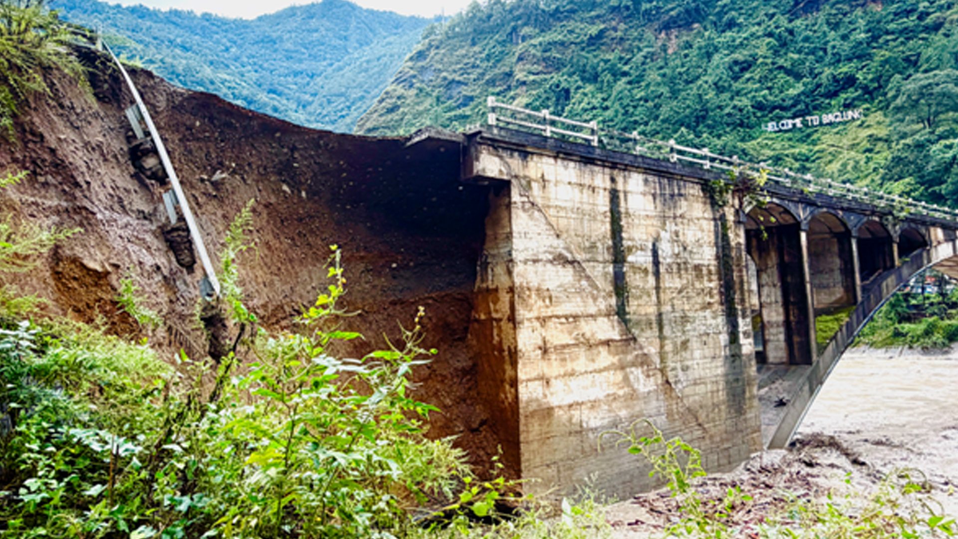 बाढीपहिरोले धवलागिरि क्षेत्रमा सडक सञ्जाल विच्छेद